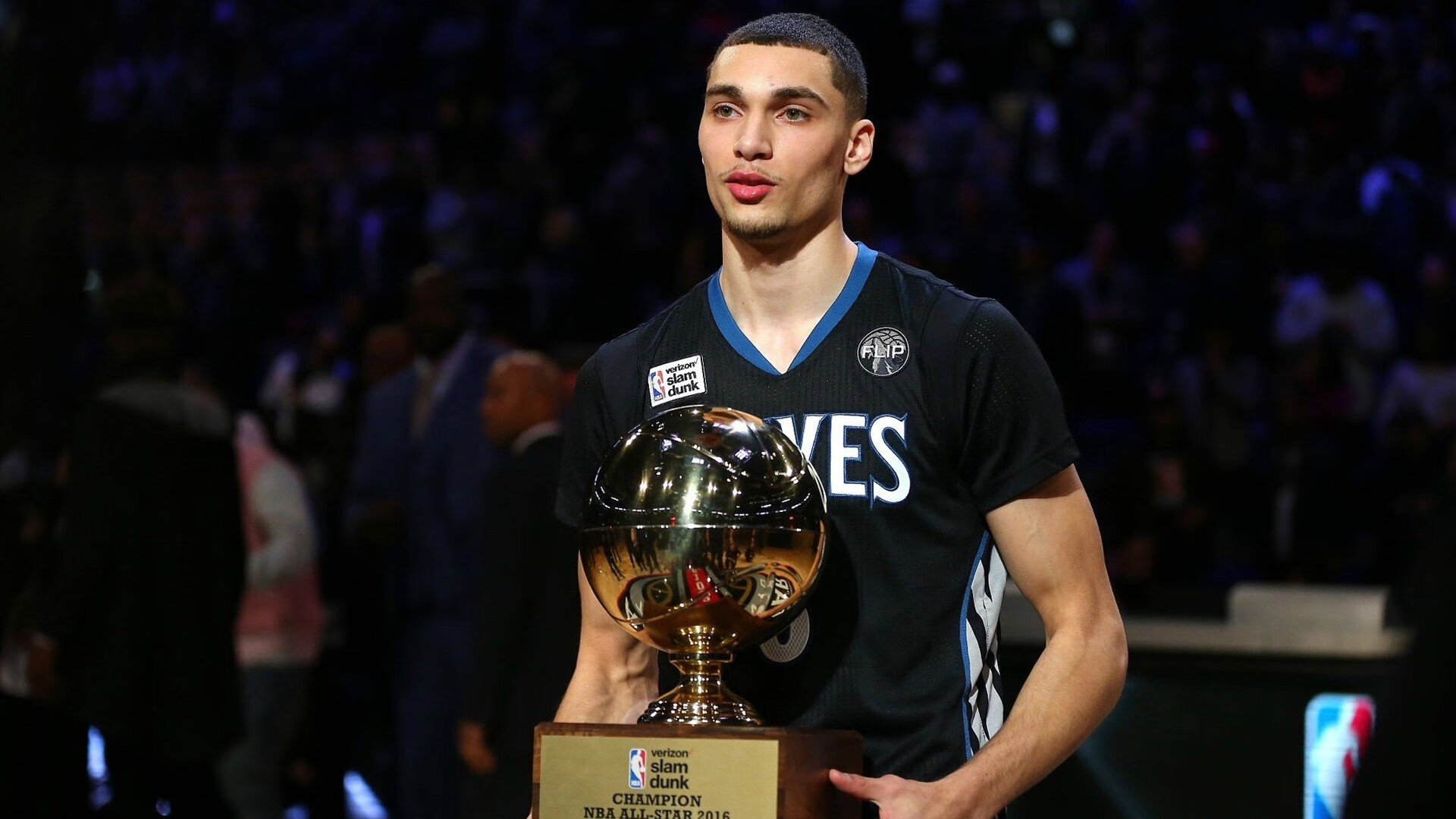 中国滑板公开赛南京站,极限运动的热潮吸引一大批年轻观众,中国最具人气的滑板比赛